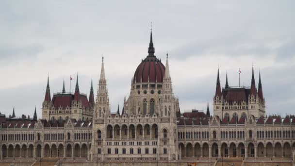 Edificio del Parlamento húngaro — Vídeo de stock