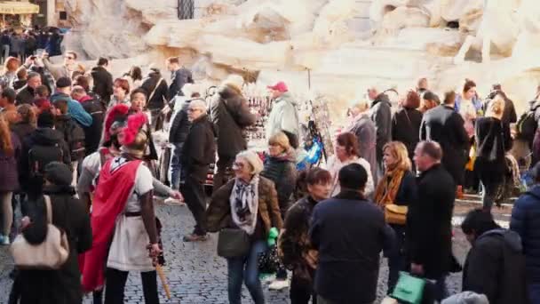 ローマ イタリア 2018 に扮した剣闘士は ローマのトレビの泉近くの観光客を楽しませる — ストック動画