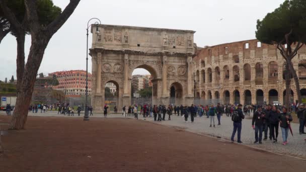 Rom Italien Mars 2018 Turister Nära Konstantinbågen — Stockvideo