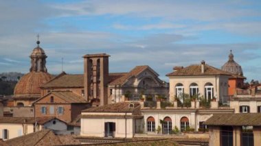 Çok renkli çatılar ve tapınak Roma kubbeleri. Yukarıdan görüntülemek