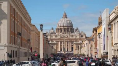 Rome, İtalya - 21 Mart 2018: St. Peter's Basilica Roma. Bir sürü insan meydanda