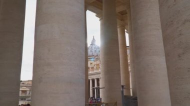 St. Peter's Bazilikası Vatikan kubbe. Görünümü sütunların üzerinden kubbe