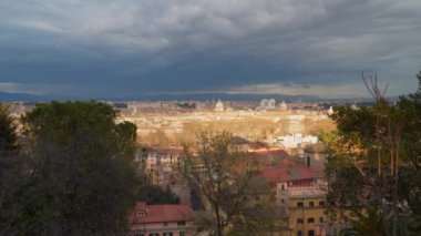 Roma'nın tarihi kesiminde Panoraması. Görünür dağlar ve bulutlu gökyüzü