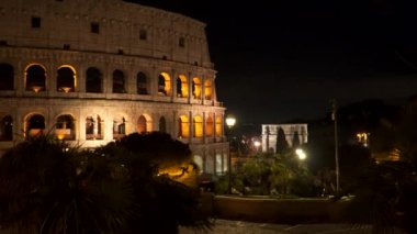 Roma Kolezyum ve geceleri Konstantin zafer takı.