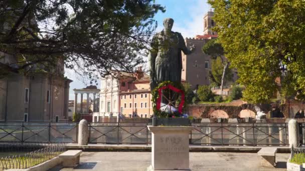 Бронзовая Статуя Императора Юлия Цезаря Римский Форум — стоковое видео