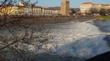 İtalya Floransa Arno Nehri şelale.