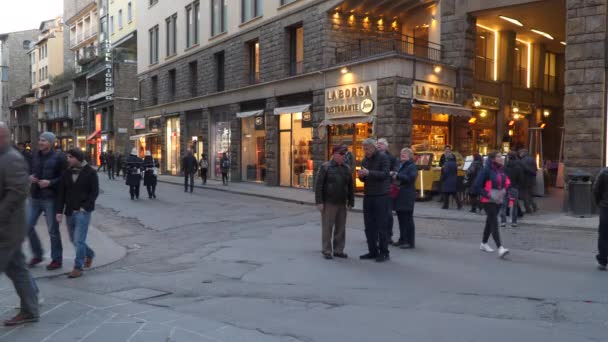 意大利佛罗伦萨 2018年3月22日 在佛罗伦萨街头的游客 晚间时间 — 图库视频影像