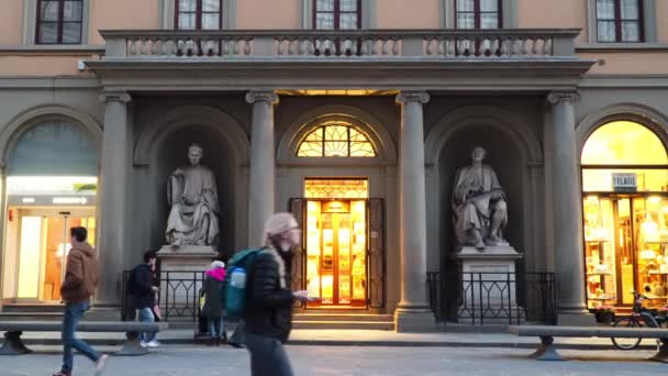 フィレンツェ イタリア 2018 ブルネレスキ像 アルノルフォ カンビオ これら つの男性がサンタ マリア フィオーレ大聖堂の創造の栄光の共有します — ストック動画