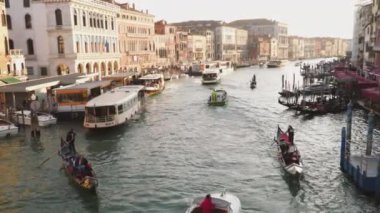 Venice, İtalya - 23 Mart 2018: Su ulaştırma araçları Venedik'te büyük Kanal üzerinde. Akşam saat