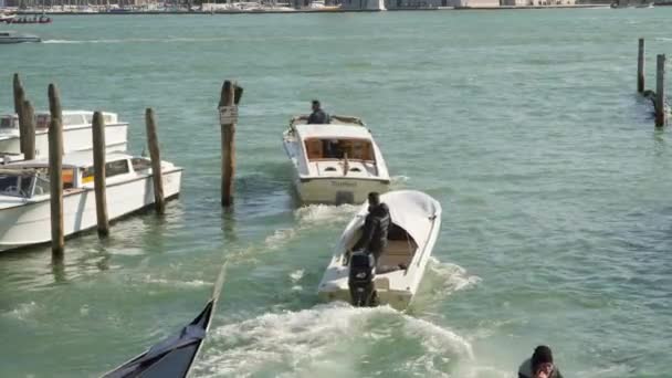 Venedig Italien Mars 2018 Båtar Venedigs Kusten — Stockvideo