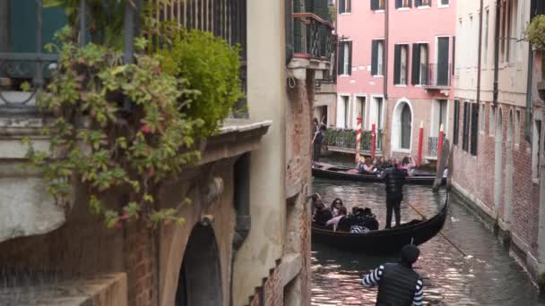 Venice Italië Maart 2018 Gondels Aan Laterale Smalle Gracht Venetië — Stockvideo