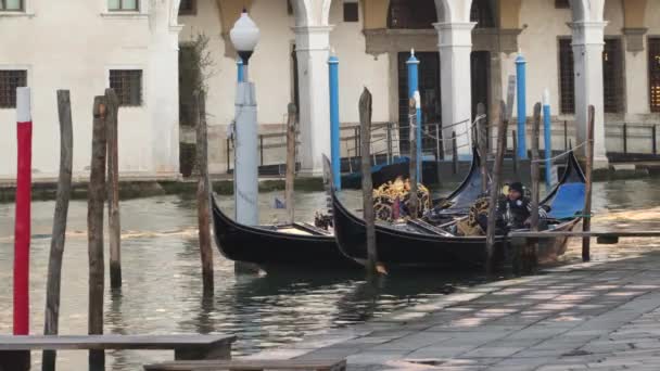 Venice Italië Maart 2018 Gondelier Een Gondel Wachten Voor Toeristen — Stockvideo