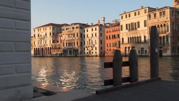 威尼斯运河附近的泊位 — 图库视频影像