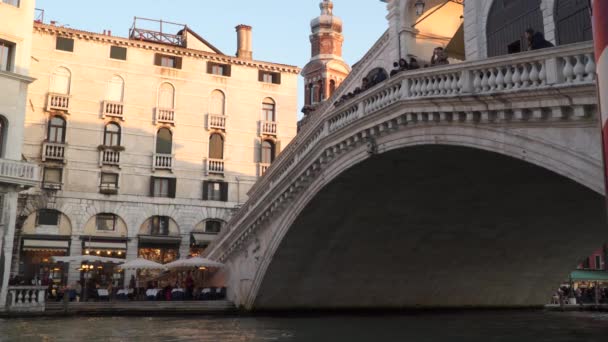 Venedig Italien Mars 2018 Rialtobron Fyrana Broar Över Canal Grande — Stockvideo