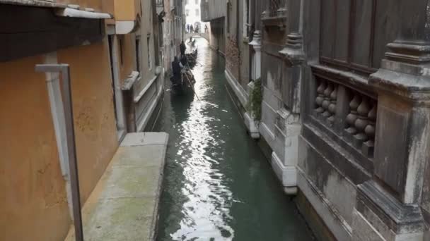 Gôndolas Navegam Canal Veneza — Vídeo de Stock