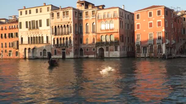 Venetië Italië Maart 2018 Gondelier Draagt Toeristen Gondel — Stockvideo