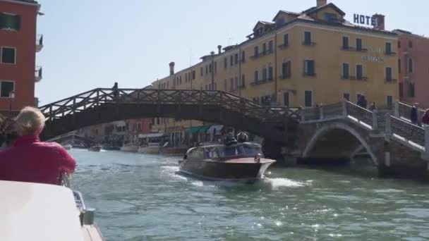 Venecia Italia Marzo 2018 Barco Navegando Por Canal Venecia — Vídeo de stock