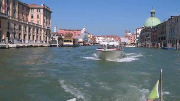 Venice Italië Maart 2018 Boot Zeilen Langs Het Canal Grande — Stockvideo