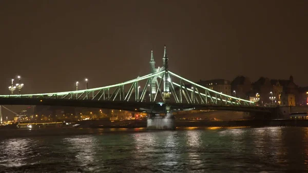 Ponte della Libertà a Budapest Ungheria. Di notte — Foto Stock