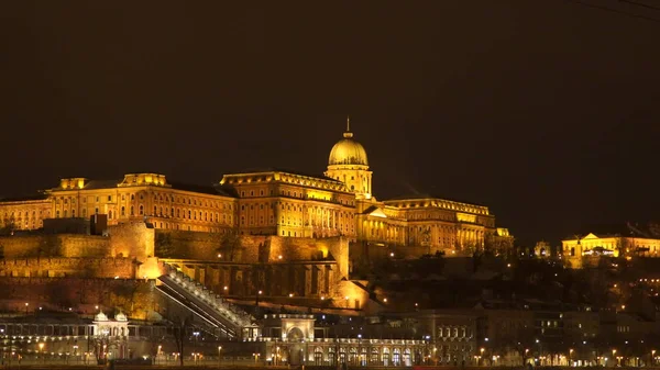 Királyi palota (Budai vár). Éjszakai idő Budapest — Stock Fotó