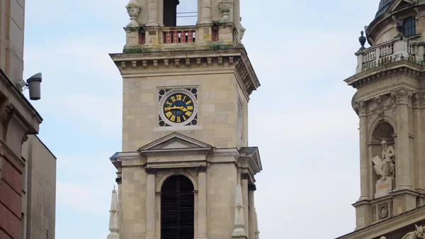 Часы на башне базилики Святого Стефана в Будапеште — стоковое фото