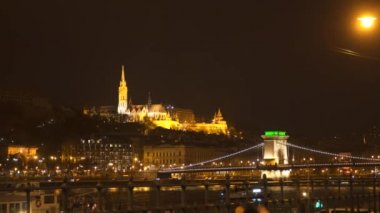Fisherman's Burcu ve geceleri Szechenyi Köprüsü. Macaristan Budapeşte