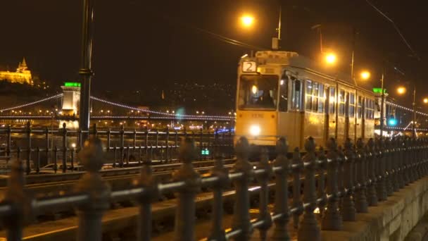夜のドナウ川の堤防でブダペスト ハンガリー 2018 路面電車 — ストック動画