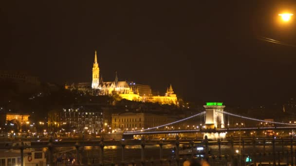Fishermans Bastion a most Széchenyi v noci. Maďarsko Budapešť