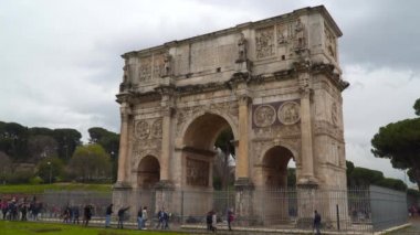 Roma, İtalya - 19 Mart 2018: Constantine Arch Roma'daki Colosseum ve Palatine Tepesi arasında yer alan bir zafer takı olduğunu