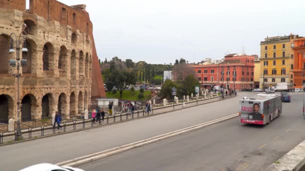Рим Италия Марта 2018 Года Автомобили Туристы Возле Колизея Риме — стоковое видео