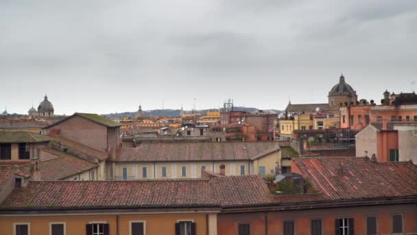 Συννεφιασμένο Ουρανό Πάνω Από Τις Στέγες Των Σπιτιών Στη Ρώμη — Αρχείο Βίντεο