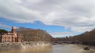 Roma, İtalya. Tiber Nehri. Ponte Umberto, Piazza di Ponte Umberto bağlanan bir köprü olduğunu ben Roma'da Piazza dei Tribunali için