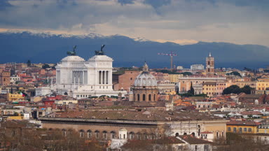 Altare della Patria ve Roma'nın çatılarına.
