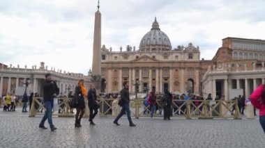 Roma, İtalya - 21 Mart 2018: St. Peter's Bazilikası Vatikan Şehri doğrudan önünde bulunan büyük bir plaza San Pietro Meydanı olduğunu