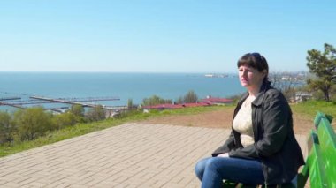 Genç bir kadın denizde seyir Hill.