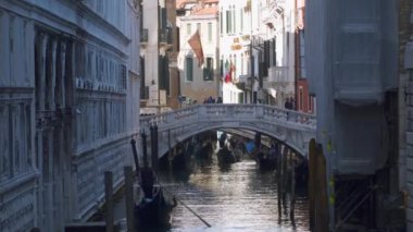 Venice, İtalya - 23 Mart 2018: Gondol turist yelken kanallarında Venedik İtalya ile