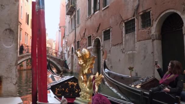 Venedig Italien März 2018 Weltberühmte Venezianische Gondeln Mit Rudernden Gondoliere — Stockvideo