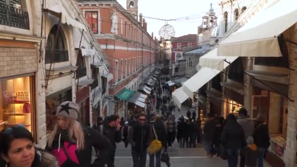 Venedig Italien März 2018 Shops Line Ponte Rialto Bridge — Stockvideo
