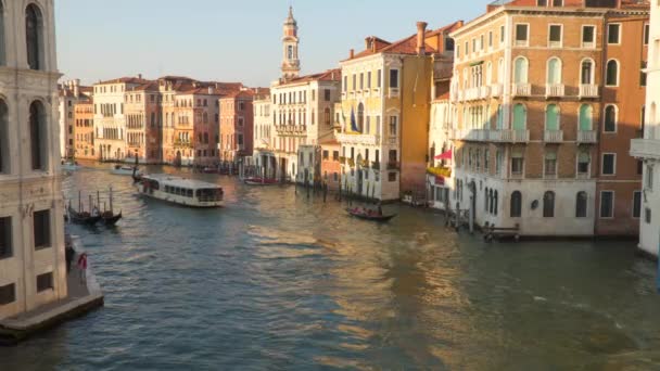 Venecia Italia Marzo 2018 Barcos Embarcaciones Navegan Largo Del Gran — Vídeo de stock