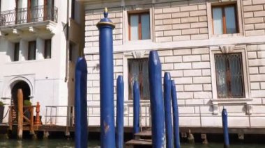 Venice, İtalya - 23 Mart 2018: Binalar ve büyük kanal Venedik İtalya boyunca heykel