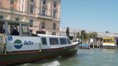 Venice, İtalya - 23 Mart 2018: Venedik toplu taşıma. Grand Canal Venedik