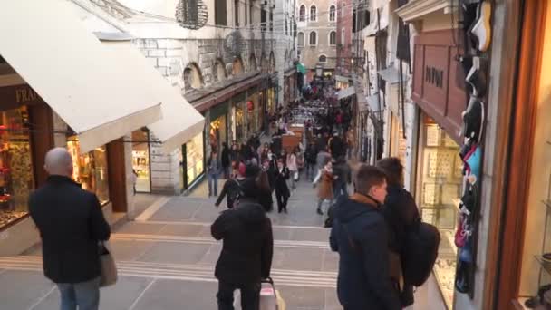 Venice Italië Maart 2018 Voetgangers Brug Van Rialto Venetië — Stockvideo