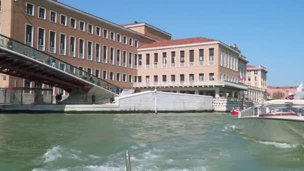 Venedig Italien März 2018 Motorboot Schwimmt Auf Dem Großen Kanal — Stockvideo