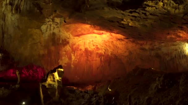 屋顶上吊着钟乳石 地面上吊着石笋的昏暗洞穴或洞穴的内部 — 图库视频影像