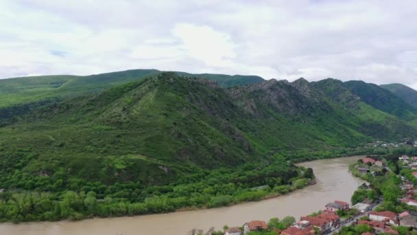 Flod Nära Berg Och Stad Georgien Flygbild — Stockvideo