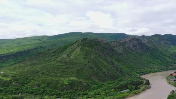 Πανοραμική Θέα Των Βουνών Και Του Ποταμού Στη Γεωργία Αεροφωτογραφία — Αρχείο Βίντεο