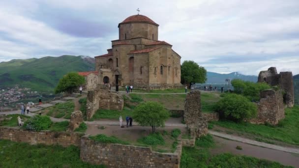 Jvari修道院 Jvari Monastery ジョージア東部のムツヘタ山にある6世紀の正教会修道院 空中の眺め — ストック動画