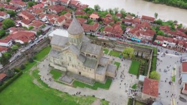 Mtskheta, Gürcistan - 8 Mayıs 2019: Svetitskhoveli Katedrali, Gürcistan 'ın tarihi kenti Mtskheta' da yer alan bir Doğu Ortodoks katedrali. Hava görünümü