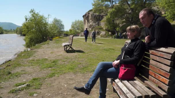 Uplistsikhe Georgië Mei 2019 Man Vrouw Aan Rivier Georgië Vlakbij — Stockvideo