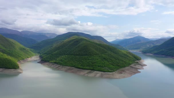 Paisagem Montanha Lake Sky Beautiful Reservoir Vista Aérea — Vídeo de Stock